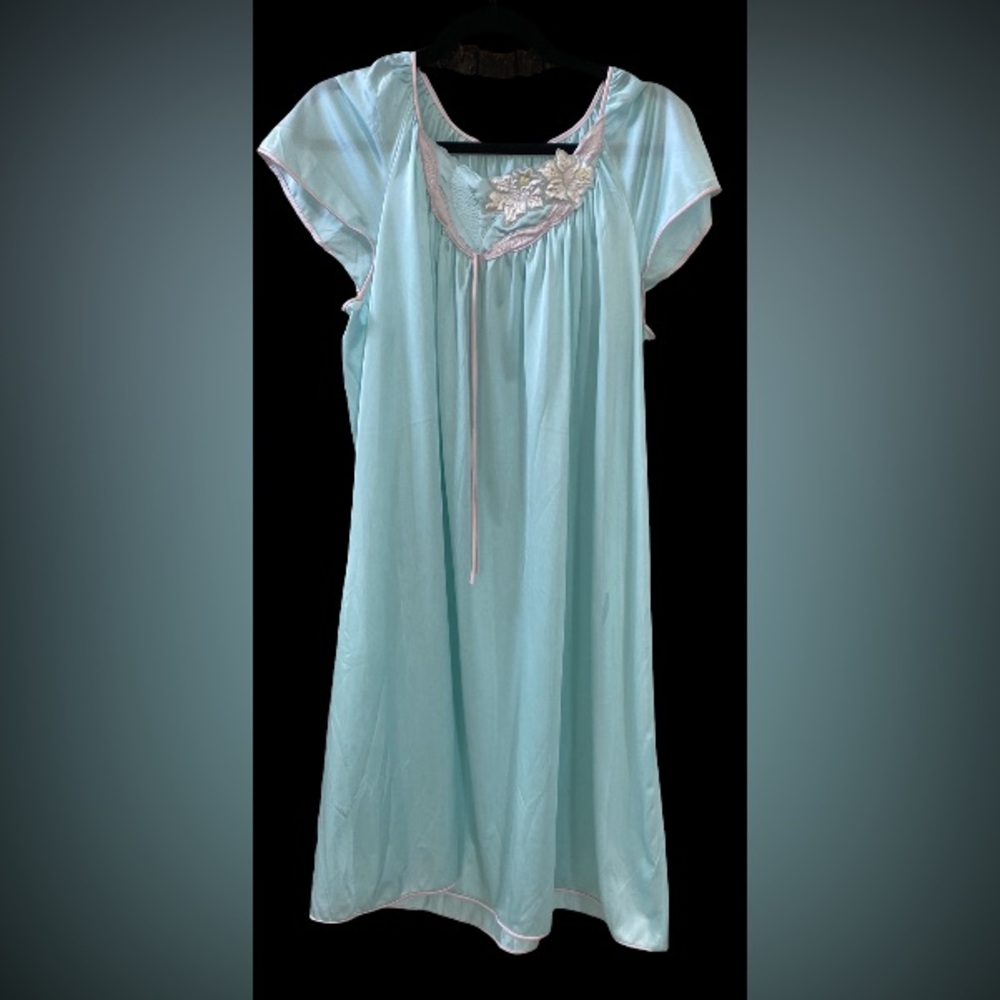 VINTAGE Beautiful Light Blue Nightgown Size Large